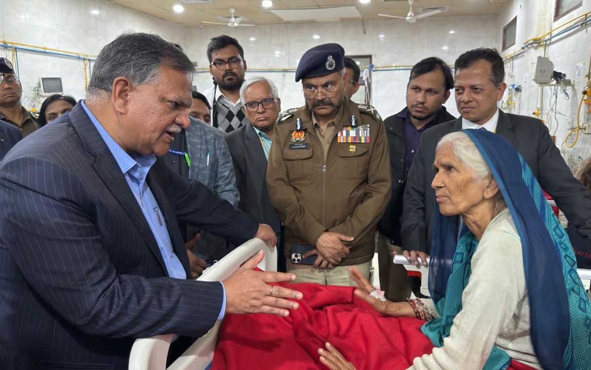 मुख्यमंत्री के निर्देश पर घायल श्रद्धालुओं से मिलने एसआरएन अस्पताल पहुंचे मुख्य सचिव और डीजीपी मुख्यमंत्री के निर्देश पर घायल श्रद्धालुओं से मिलने एसआरएन अस्पताल पहुंचे मुख्य सचिव और डीजीपी