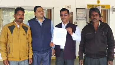 मुख्यमार्ग-हाइवे पर नाली निर्माण कराने को लेकर रहवासियों ने जिलाधिकारी से मुलाकात किया
