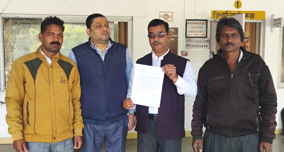 मुख्यमार्ग-हाइवे पर नाली निर्माण कराने को लेकर रहवासियों ने जिलाधिकारी से मुलाकात किया मुख्यमार्ग-हाइवे पर नाली निर्माण कराने को लेकर रहवासियों ने जिलाधिकारी से मुलाकात किया