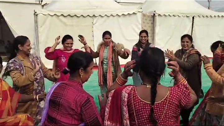 मकर संक्रांति के अवसर पर मेला क्षेत्र में बिहू नृत्य का हुआ आयोजन