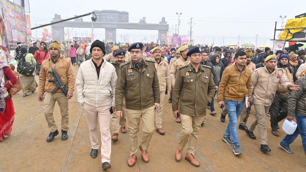 महाकुम्भ के पहले स्नान पर्व पौष पूर्णिमा पर पूरी तरह मुस्तैद नजर आई महाकुम्भ पुलिस