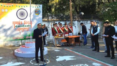 कलेक्टेªट प्रांगण में ध्वजारोहण-बेहतर कार्य करते हुए नागरिकों को अपना योगदान अवश्य दें।जिलाधिकारी