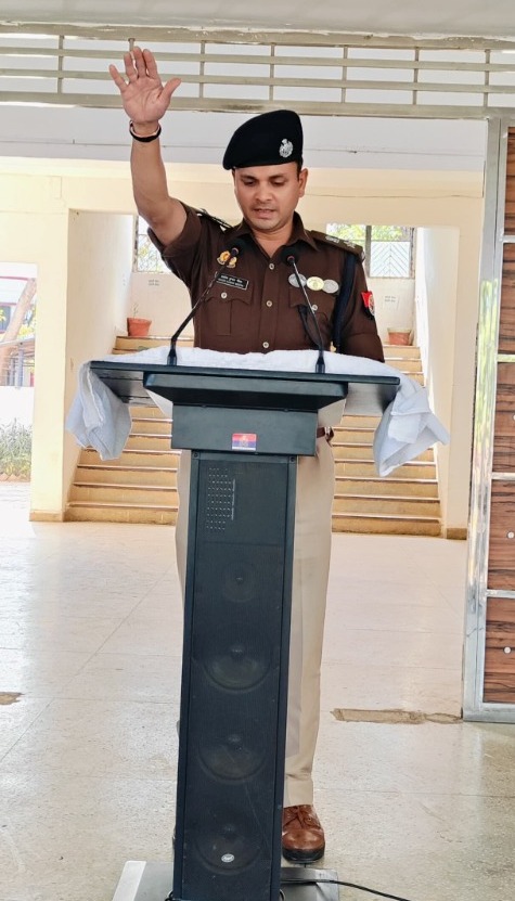 “राष्ट्रीय मतदाता दिवस” पुलिस के समस्त अधिकारी/कर्मचारीगणों को पुलिस लाईन में दिलाई गयी शपथ “राष्ट्रीय मतदाता दिवस” पुलिस के समस्त अधिकारी/कर्मचारीगणों को पुलिस लाईन में दिलाई गयी शपथ