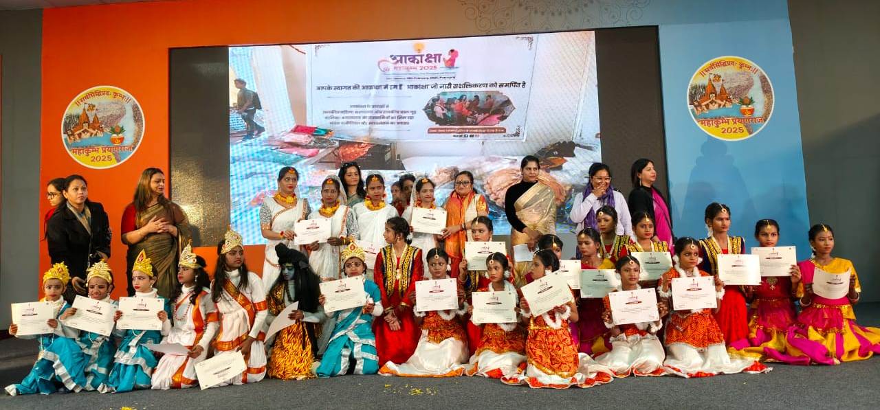 आकांक्षा समिति द्वारा आत्मरक्षा प्रशिक्षण प्राप्त करने वाले छात्रों को प्रमाण पत्र वितरित