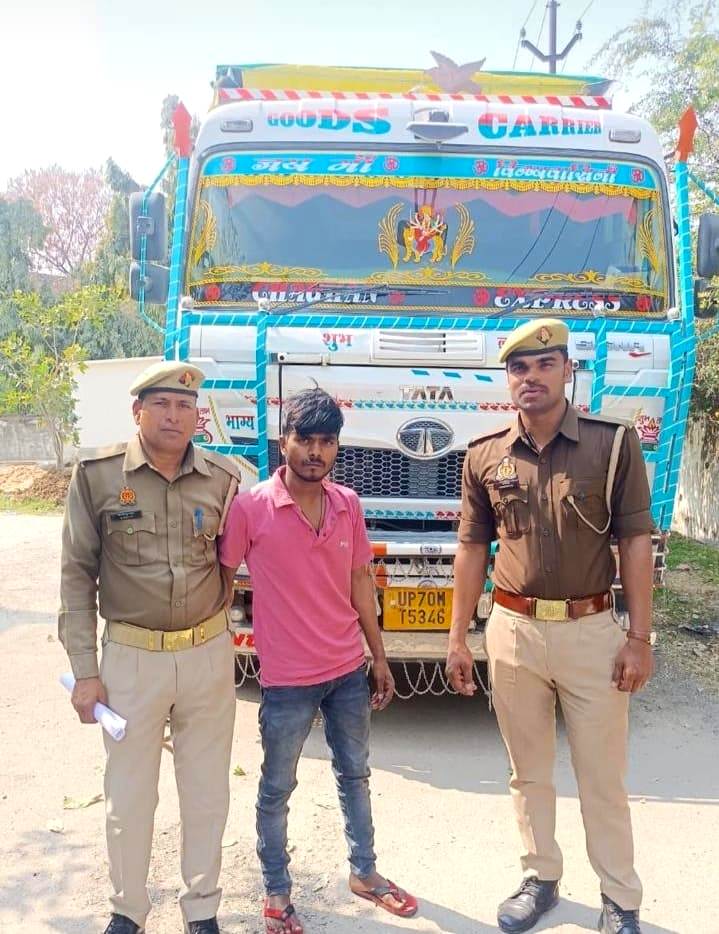 नंबर प्लेट, चेसिस नंबर छिपाकर, बिना परमिट डोलो स्टोन गिट्टी का अवैध परिवहन