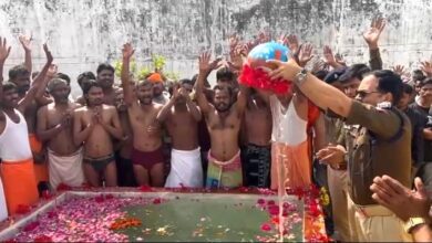 जेल में दिखा अनोखी पहल का सुखद नज़ारा, 850 कैदियों को कराया गया पवित्र गंगाजल से स्नान.