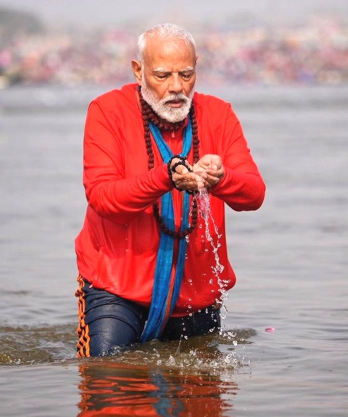 प्रयागराज महाकुम्भ में प्रधानमंत्री नरेंद्र मोदी ने पूरी श्रद्धा के साथ किया त्रिवेणी संगम में स्नान