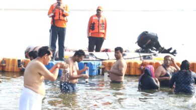 नगर विकास एवं उर्जा मंत्री ए.के.शर्मा ने त्रिवेणी के पवित्र संगम में लगाई आस्था की डुबकी