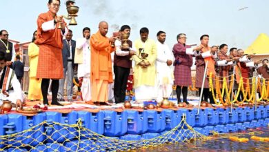  महाकुम्भ-भूटान नरेश संग मुख्यमंत्री ने संगम में लगाई पावन डुबकी