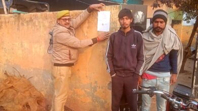 अभियुक्त के घर के मुख्य दरवाजे व सार्वजनिक स्थानों पर आदेश की प्रति चस्पा