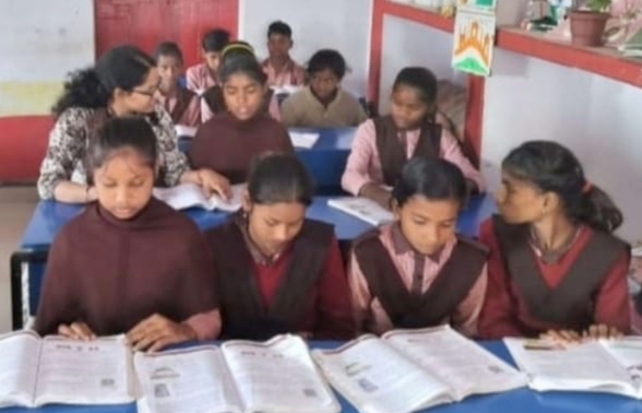 सीडीओ ने चोपन के सिंन्दुरिया विद्यालय मे पढ़ाई स्मार्ट क्लास और पोषण वाटिका पर दिए निर्देश
