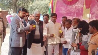 उप जिला अधिकारी ओबरा ने अनशनकारियों को जूस पिलाकर अनशन को कराया समाप्त