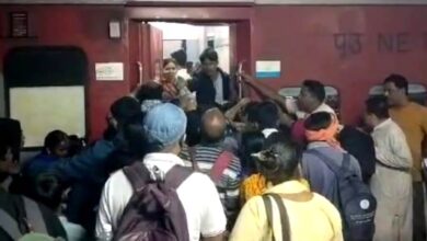 सोनभद्र-महाकुम्भ जाने वाले यात्रियों का सपना रहा अधूरा ट्रेन में जगह न होने से बहुत से कुम्भ यात्री नहीं हो सके सवार ।