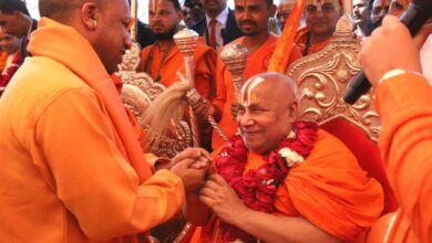 मुख्यमंत्री ने  तुलसी पीठाधीश्वर स्वामी राम भद्राचार्य ने सतुआ बाबा और स्वामी राम कमला चार्य का कराया पट्टाभिषेक