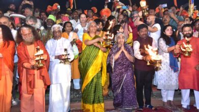केंद्रीय वित्त मंत्री निर्मला सीतारमण, भाजपा सांसद तेजस्वी सूर्या समेत कई प्रमुख नेताओं ने किया त्रिवेणी संगम में स्नान