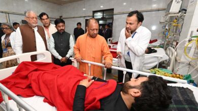 घायल श्रद्धालुओं से मिले सीएम योगी, बोले- घबराना मत सब ठीक हो जाएगा