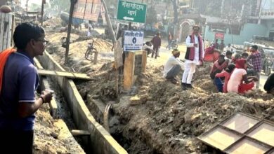 नगर पंचायत में चोपन रोड पर नाला निर्माण की धीमी गति से स्थानीय लोगों में आक्रोश