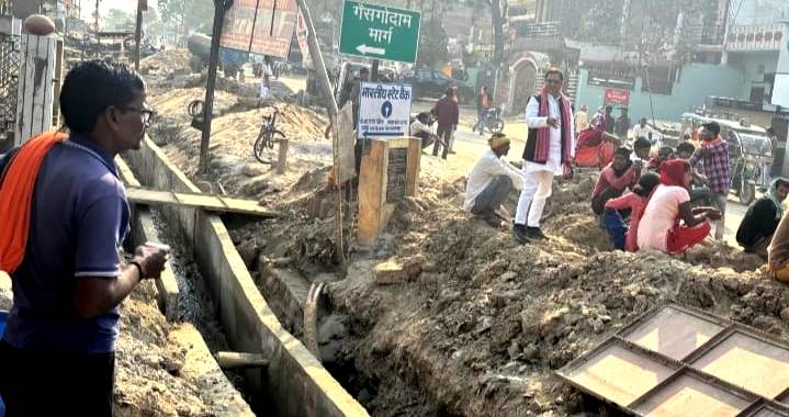 नगर पंचायत में चोपन रोड पर नाला निर्माण की धीमी गति से स्थानीय लोगों में आक्रोश