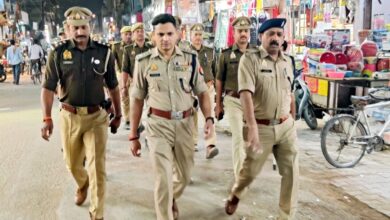 पुलिस अधीक्षक द्वारा पर्याप्त पुलिस बल के थाना रॉबर्ट्सगंज क्षेत्रान्तर्गत किया गया पैदल गश्त