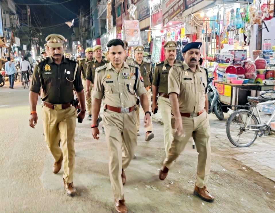 पुलिस अधीक्षक द्वारा पर्याप्त पुलिस बल के थाना रॉबर्ट्सगंज क्षेत्रान्तर्गत किया गया पैदल गश्त पुलिस अधीक्षक द्वारा पर्याप्त पुलिस बल के थाना रॉबर्ट्सगंज क्षेत्रान्तर्गत किया गया पैदल गश्त