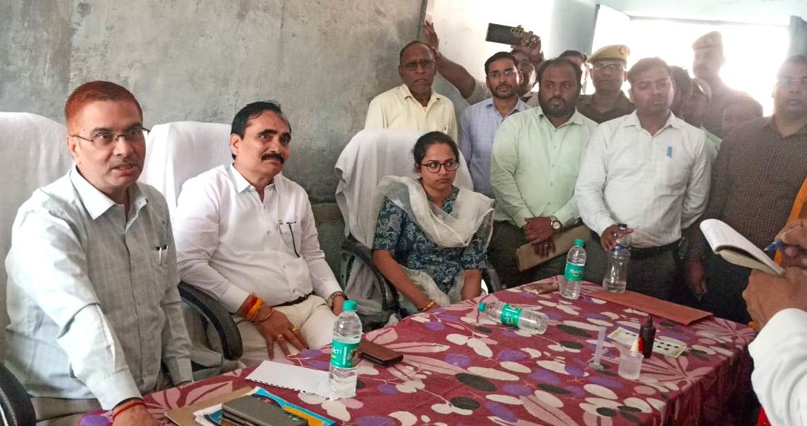  आयुक्त विन्ध्याचल मण्डल ने भ्रमण कार्यक्रम के दौरान जन चौपाल लगाकर सुनी जन समस्या, 