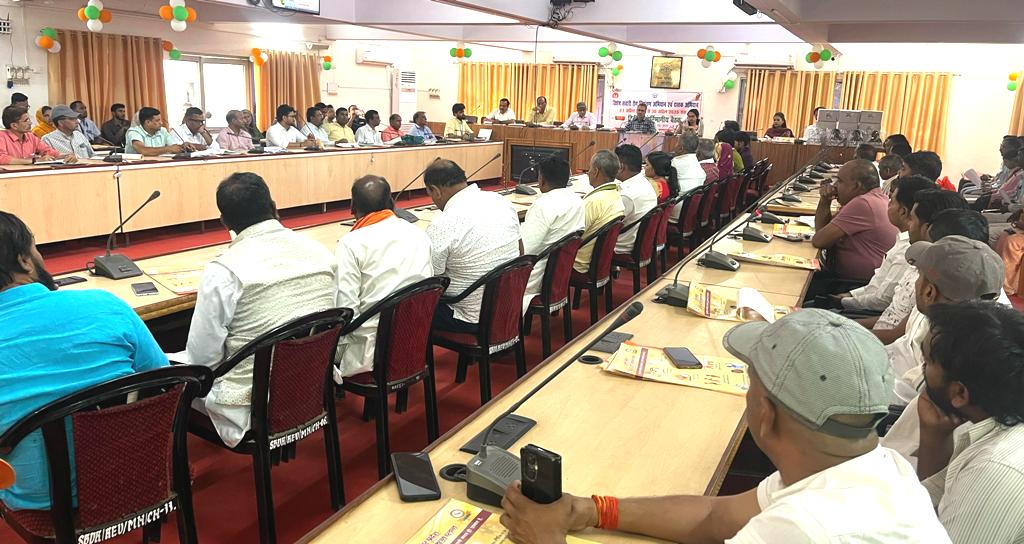 हीटवेब/लू से बचाव के सम्बन्ध में जिलाधिकारी ने ग्राम प्रधानगण व अधिकारियों के साथ की बैठक हीटवेब/लू से बचाव के सम्बन्ध में जिलाधिकारी ने ग्राम प्रधानगण व अधिकारियों के साथ की बैठक