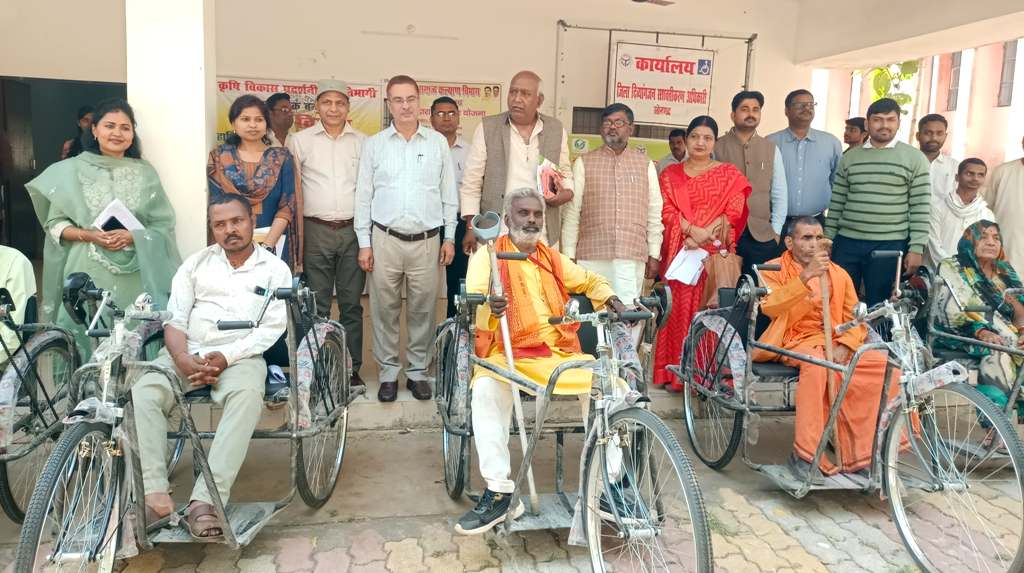  सोनभद्र के 37वें स्थापना दिवस के अवसर पर विकास भवन के पंचायत रिसोर्स सेन्टर में विचार गोष्ठी का आयोजन