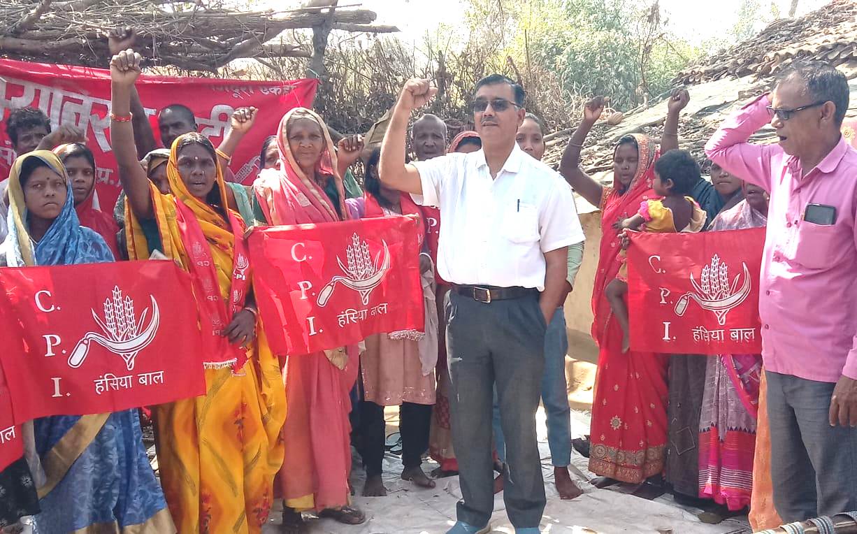 अंतरराष्ट्रीय महिला दिवस पर आदिवासी ग्रामीण महिलाओं को किया गया जागरूक-कामरेड आर के शर्मा अंतरराष्ट्रीय महिला दिवस पर आदिवासी ग्रामीण महिलाओं को किया गया जागरूक-कामरेड आर के शर्मा