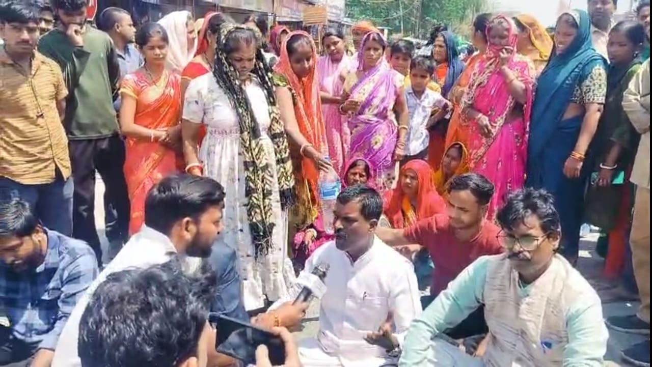 रांची-भूपेन साहू की हत्या के विरोध में रवि स्टील चौक जाम कर धरना पर बैठे स्थानीय व्यवसायी-हरिनाथ साहू