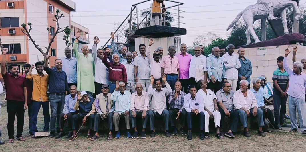 सेवानिवृत्त कर्मचारियों ने बीएसएल के विरोध में किया प्रदर्शन,बूढ़े हो चुके कई गंभीर बीमारियों से है ग्रस्त