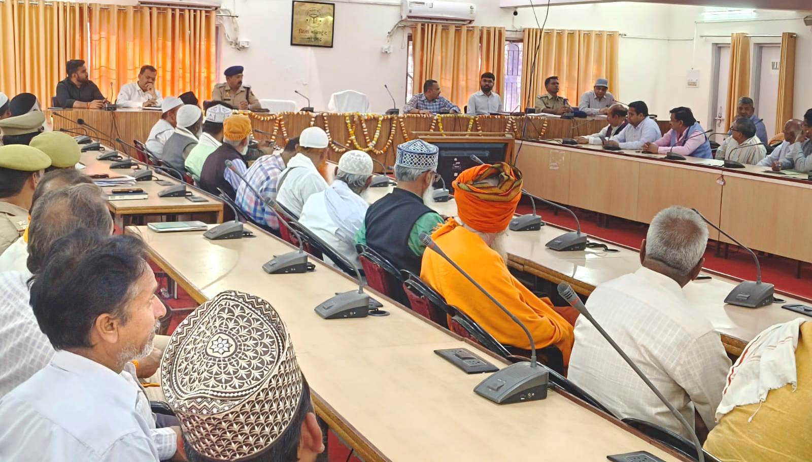 होली/ईद पर्व को सौहार्दपूर्ण वातावरण में मनाये जाने के सम्बन्ध में अपर जिलाधिकारी(वि0/रा0) ने धर्मगुरूओं के साथ की बैठक