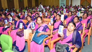 मुख्यमंत्री ने आंगनबाड़ी सेविकाओं, पर्यवेक्षिकाओं तथा हेल्पडेस्क कर्मियों के बीच स्मार्टफोन वितरण कार्यक्रम का किया शुभारंभ