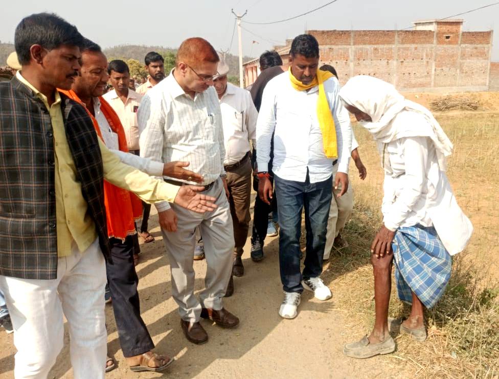 पड़रछ गांव में जिलाधिकारी ने भ्रमणशील रहकर फ्लोराइड युक्त पानी का लिया जायजा