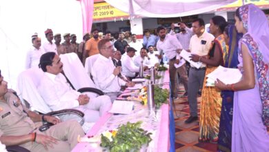 आयुक्त विन्ध्याचल मण्डल, मीरजापुर ने भ्रमण कार्यक्रम के दौरान जन चौपाल लगाकर सुनी
