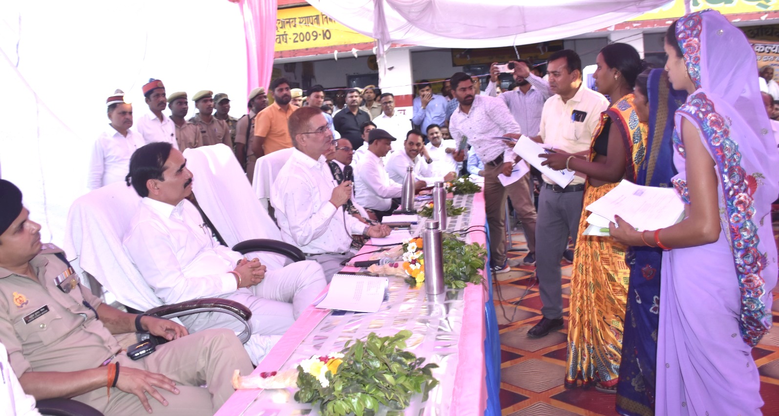 आयुक्त विन्ध्याचल मण्डल, मीरजापुर ने भ्रमण कार्यक्रम के दौरान जन चौपाल लगाकर सुनी