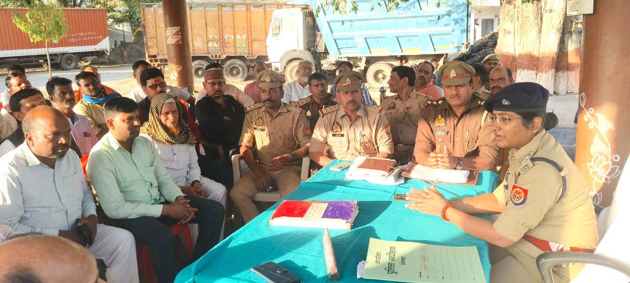 चोपन थाना परिसर में पीस कमेटी की बैठक आयोजित, निर्धारित गाईडलाइन के अनुसार ही बजेंगे डीजे