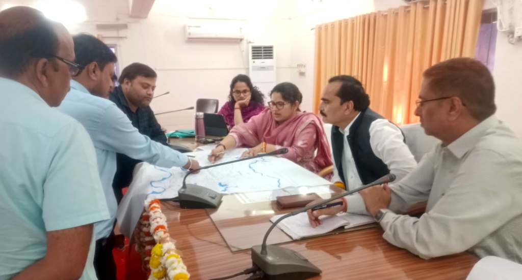 जनपद सोनभद्र में निर्मित धंधरौल बॉध से निकलने वाली घाघर मुख्य नहर पर विचार-विमर्श