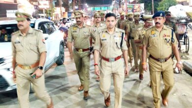 पुलिस अधीक्षक द्वारा पर्याप्त पुलिस बल के थाना रॉबर्ट्सगंज के कस्बा में किया गया पैदल गश्त