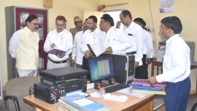 कलेक्ट्रेट में विभागों का आयुक्त विंध्याचल मण्डल मीरजापुर ने किये आकस्मिक निरीक्षण