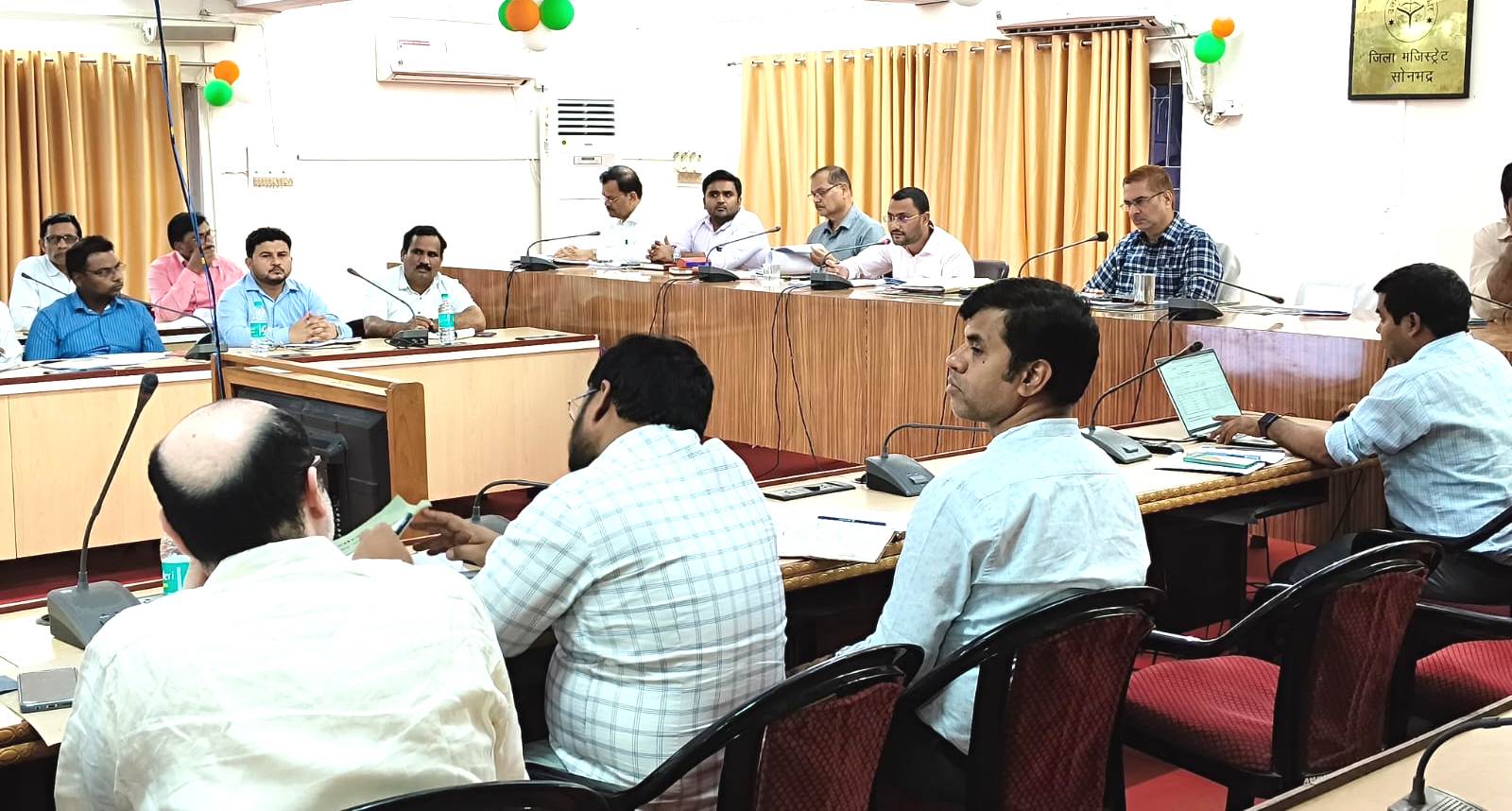 समीक्षा बैठक में जिला आबकारी अधिकारी, क्षेत्रीय अधिकारी खनन अनुपस्थित पाये गये-जिलाधिकारी