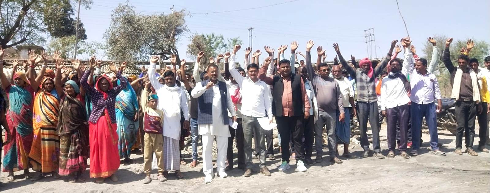 ओबरा तापीय परियोजना की राखवाली पाइप फटने से स्थानिय जनता परेशान। ओबरा तापीय परियोजना की राखवाली पाइप फटने से स्थानिय जनता परेशान।