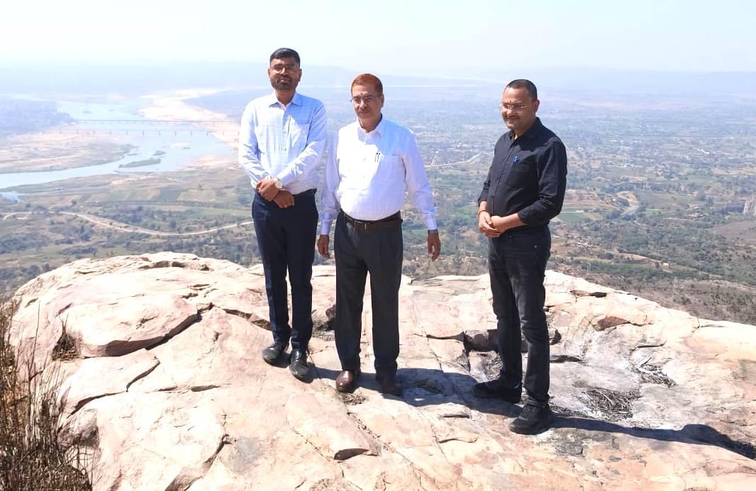 श्री मंगलेश्वर महादेव धाम मंदिर पहुंचकर जिलाधिकारी ने की पूजा-अर्चना