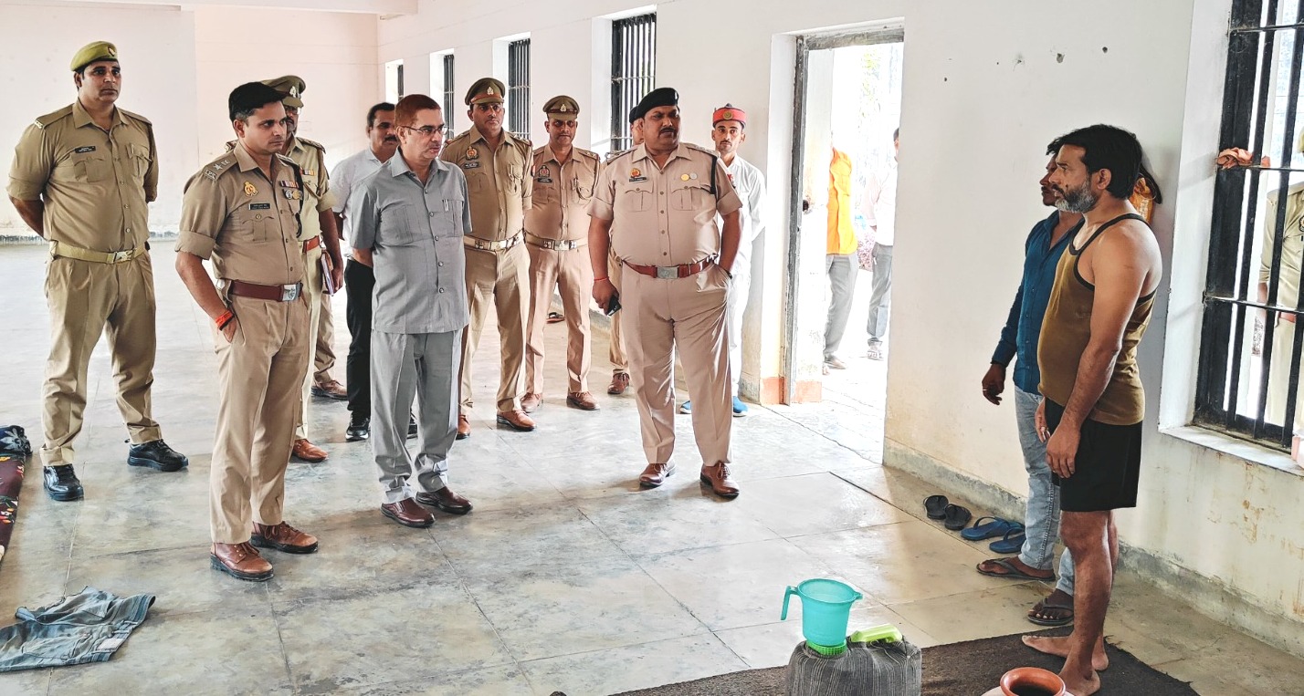 जिलाधिकारी व पुलिस अधीक्षक द्वारा जिला कारागार गुरमा सोनभद्र का किया गया निरीक्षण