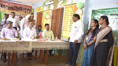 गड़ौरा टोला के कम्पोजिट विद्यालय में चौपाल लगाकर जिलाधिकारी ने ग्रामीणों की सुनी समस्याएं,