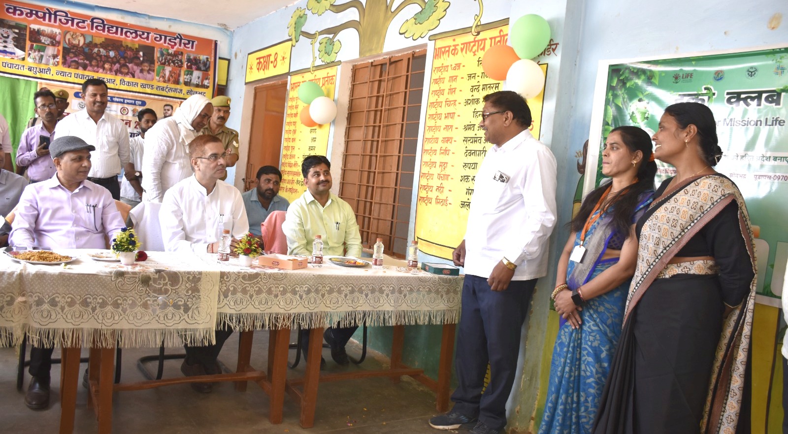 गड़ौरा टोला के कम्पोजिट विद्यालय में चौपाल लगाकर जिलाधिकारी ने ग्रामीणों की सुनी समस्याएं, गड़ौरा टोला के कम्पोजिट विद्यालय में चौपाल लगाकर जिलाधिकारी ने ग्रामीणों की सुनी समस्याएं,