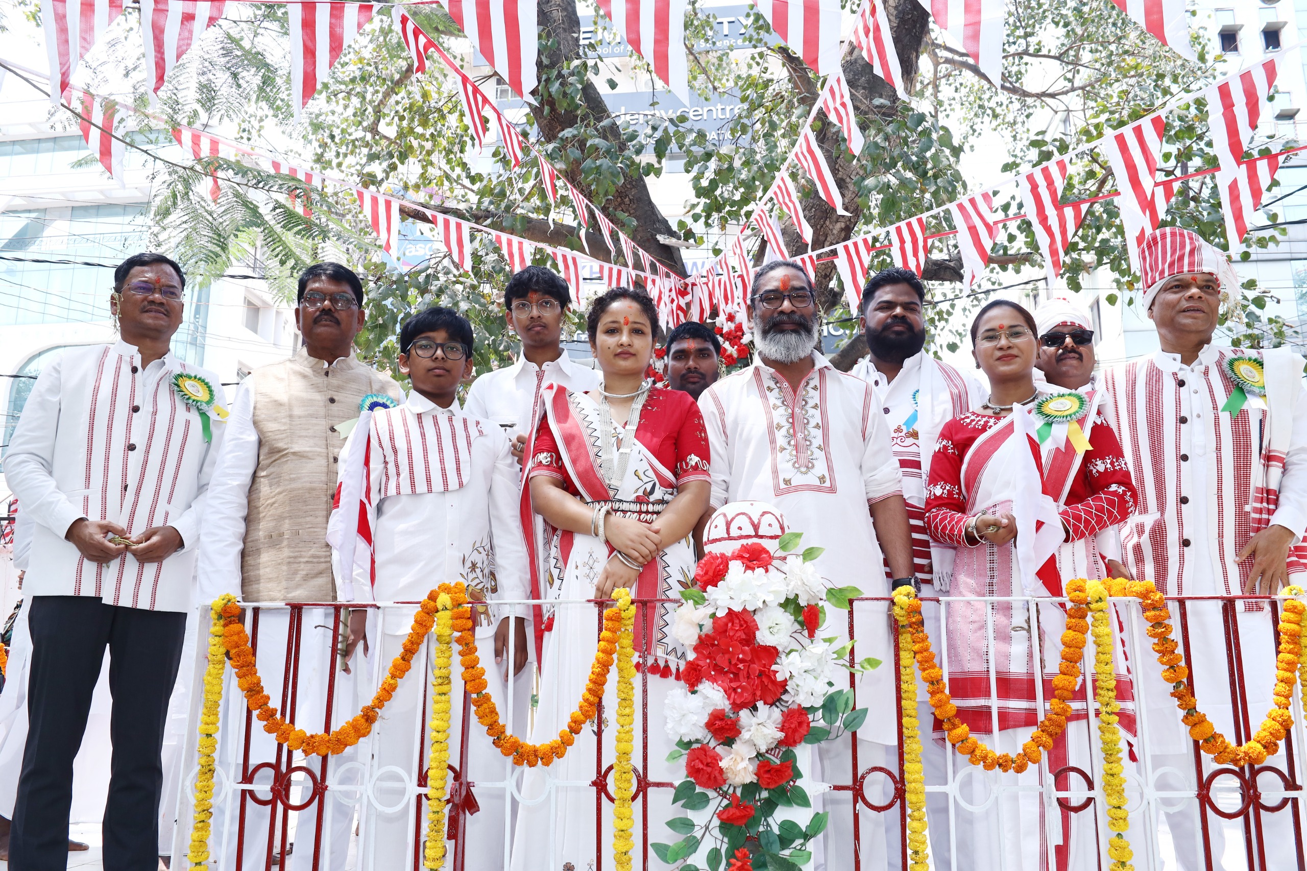 मुख्यमंत्री आदिवासी कॉलेज छात्रावास परिसर, करमटोली, रांची में आयोजित सरहुल पूजा महोत्सव में हुए सम्मिलित