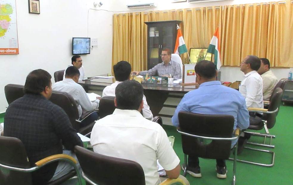 फ्लोराईड प्रभावित ग्रामों में प्राथमिकता के आधार पर जलापूर्ति की जाये सुनिश्चित-जिलाधिकारी