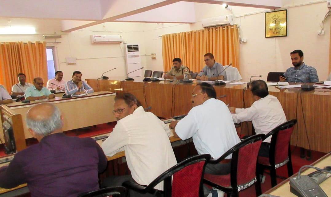 बाढ़ के समय त्वरित निर्णय लेने के लिए अधिकारियों को फील्ड में मौजूद रहना अनिवार्य-जिलाधिकारी