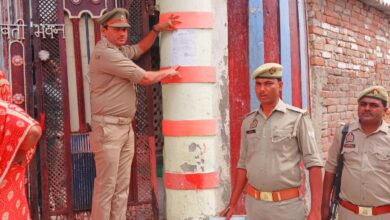 अभियुक्त के घर के मुख्य दरवाजे पर चस्पा कर नियमानुसार मुनादी कराया गया ।