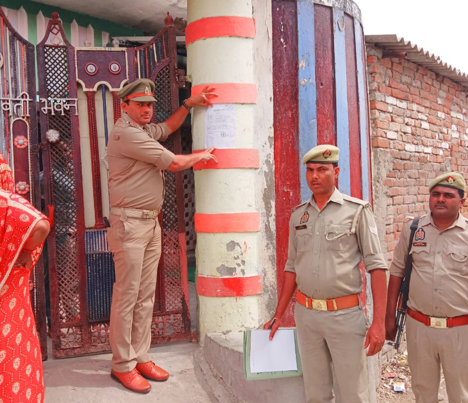 अभियुक्त के घर के मुख्य दरवाजे पर चस्पा कर नियमानुसार मुनादी कराया गया । अभियुक्त के घर के मुख्य दरवाजे पर चस्पा कर नियमानुसार मुनादी कराया गया ।